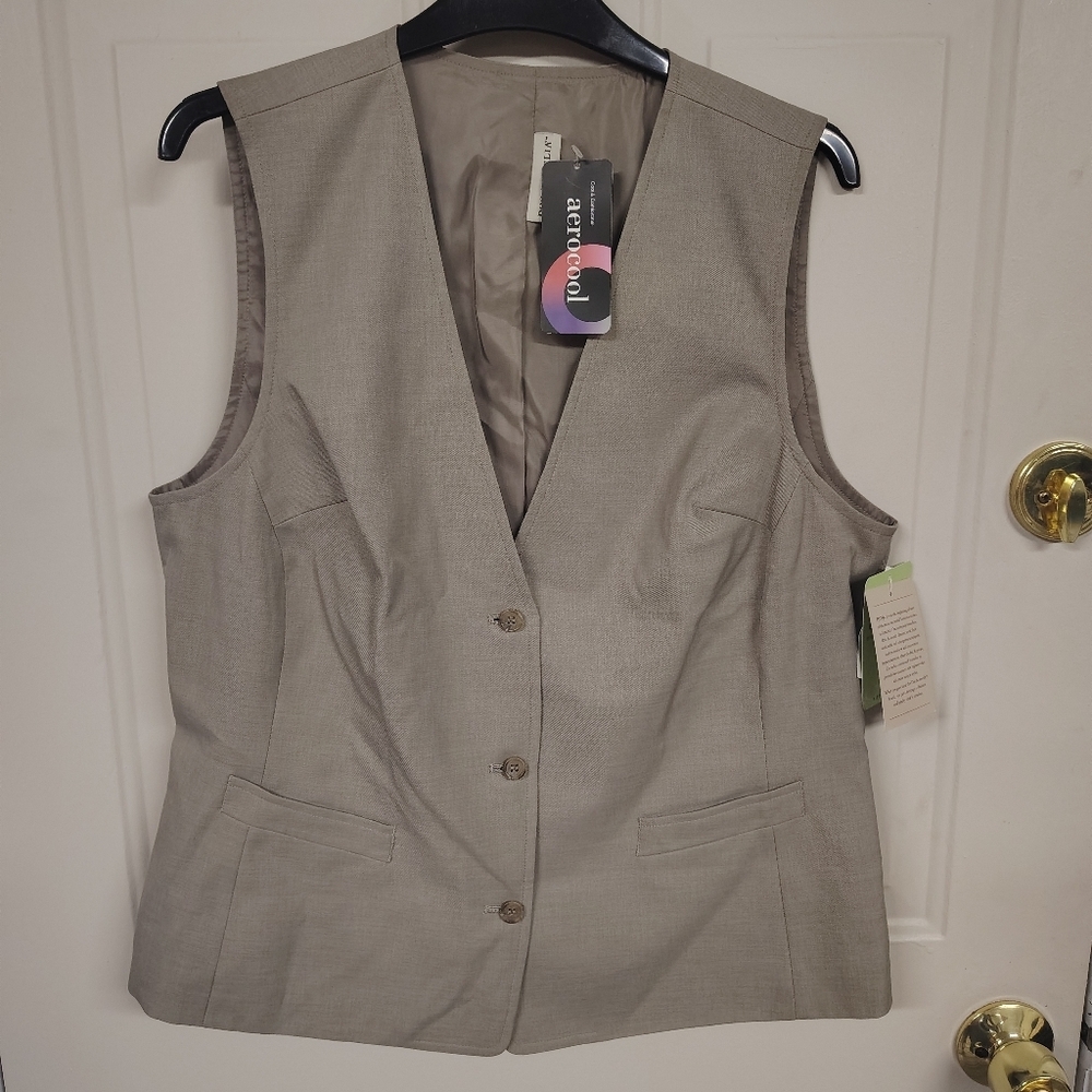 NWT Doc & Amelia Taupe Vest Size Medium